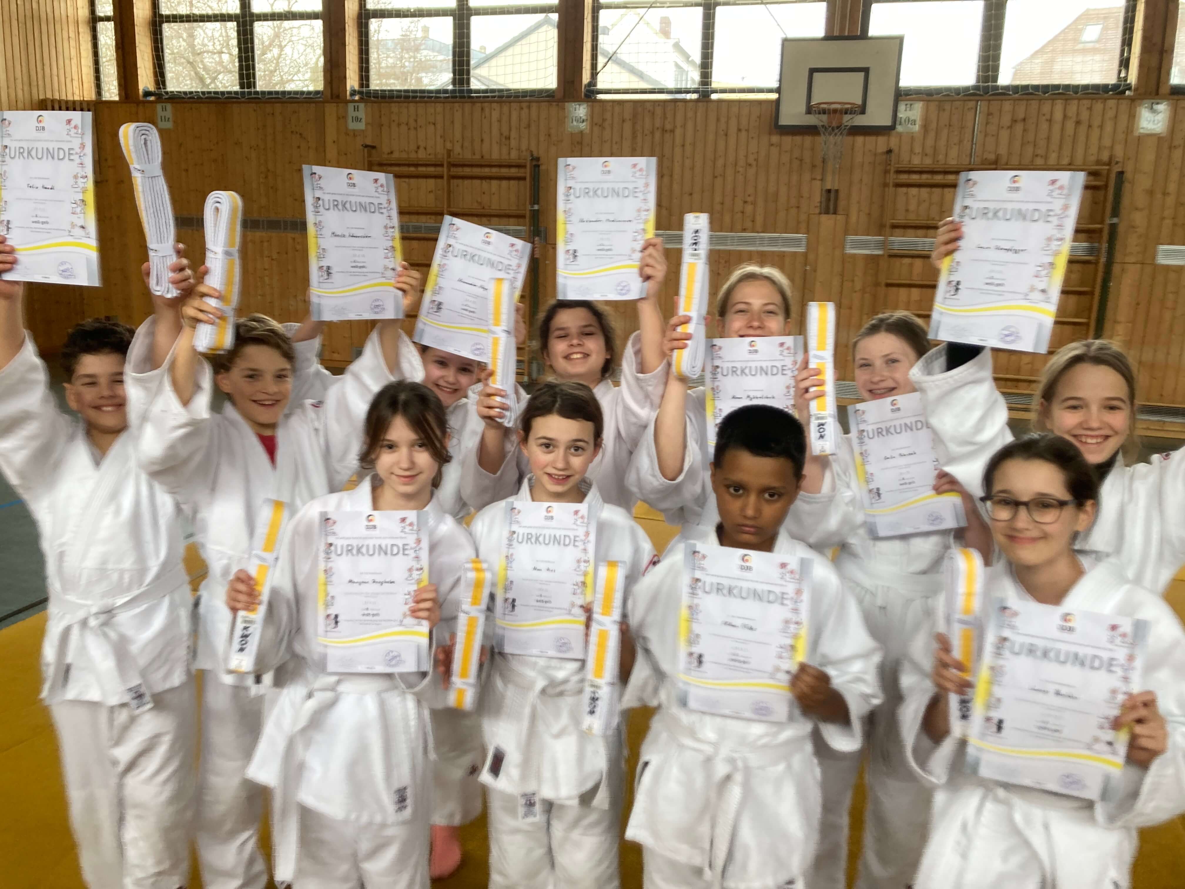 Seligenthaler Schülerinnen und Schülern meistern erste Gürtelprüfung im Judo