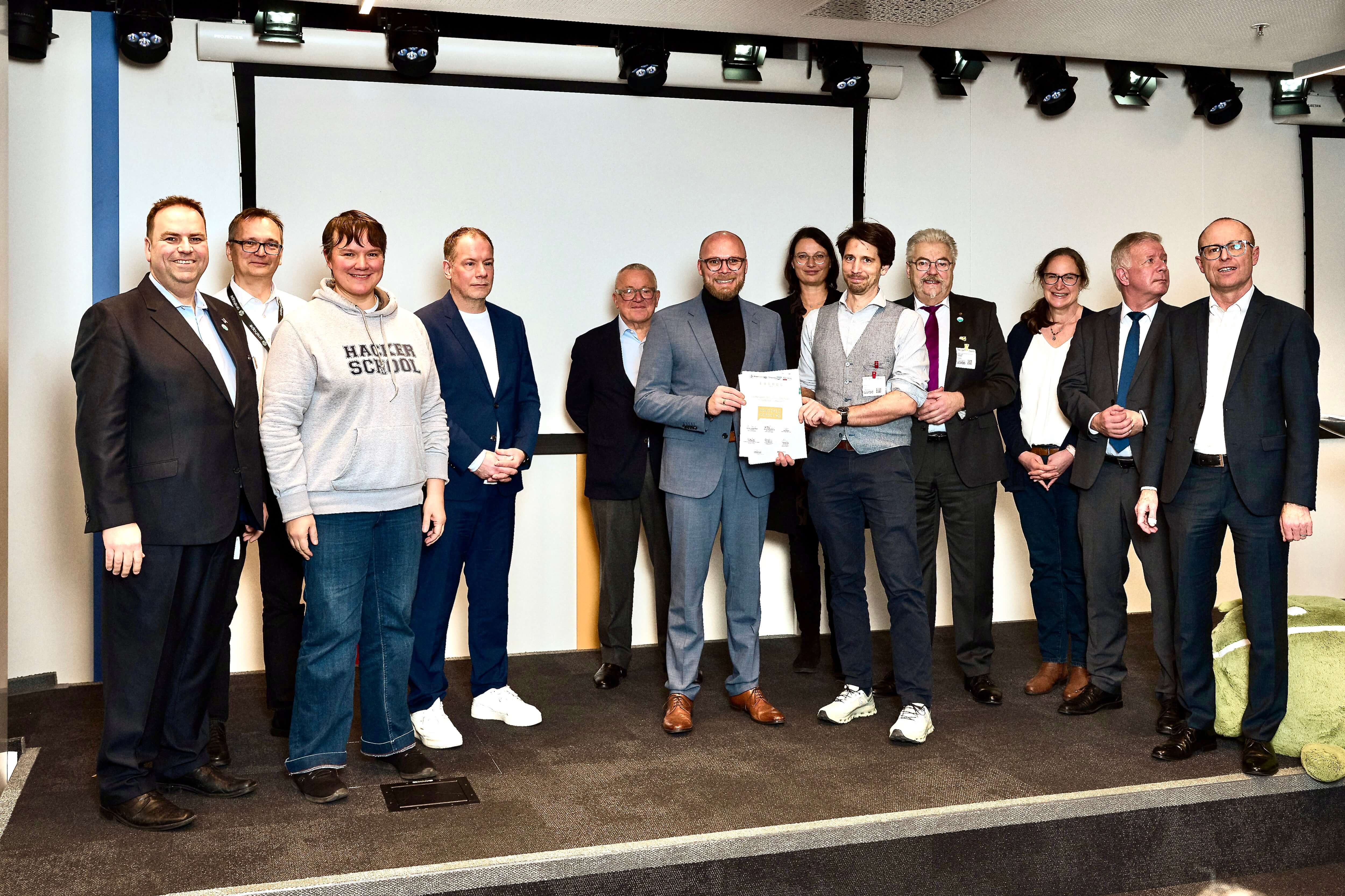 Das Gymnasium und die Wirtschaftsschule Seligenthal erhalten die Auszeichnung „Digitale Schule“